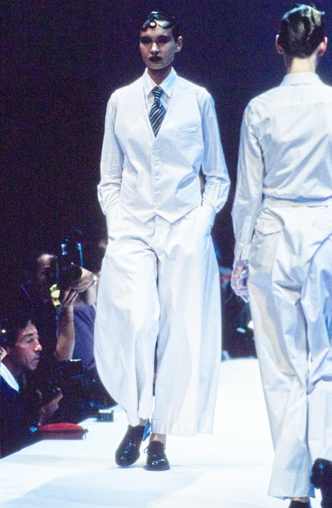 See the complete Comme des Garçons Spring 1995 Ready-to-Wear collection. Commes Des Garcon, Comme Des Garcons Vintage, Deconstruction Fashion, Zoot Suit, Rei Kawakubo, Original Fashion, Summer Outfit Inspiration, Japanese Outfits, Fashion History