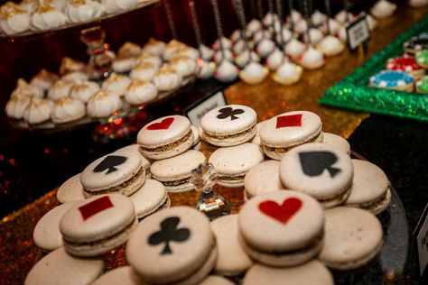 Casino themed macarons Ace Theme Party, Casino Theme Food, Casino Theme Desserts, Diwali Macarons, Casino Desserts, Casino Themed Food, Casino Dessert Table, Casino Theme Party Food, Circus Restaurant