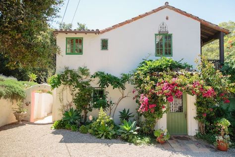 Fabulous 1920s Mediterranean Estate - Houses for Rent in Montecito, California, United States - Airbnb Spanish Backyard, Santa Barbara Style Homes, Mexico House Ideas, Santa Barbara House, Montecito California, Cottage Bath, Santa Barbara Style, Spanish Bungalow, Mexico House