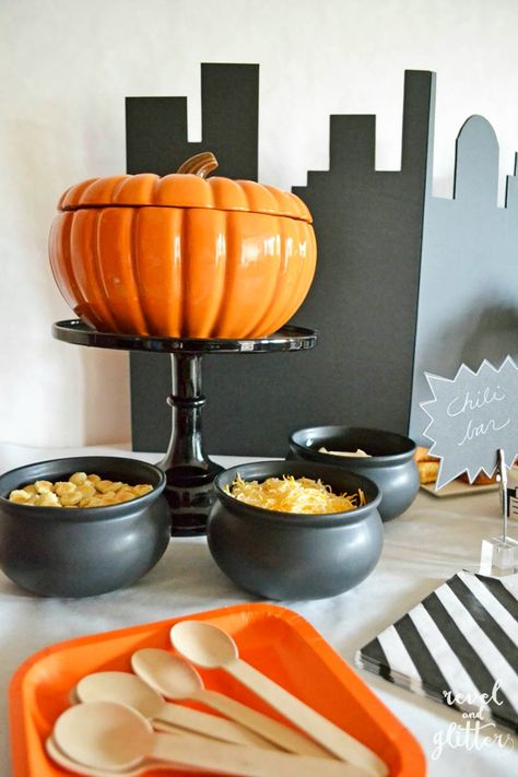 This Halloween Chili Bar is a fun & delicious way to fill those hungry bellies before heading out to collect candy. A great idea for all ages. Halloween Chili Bar Party, Halloween Chili Bar, Chilli Bar, Bar Party Ideas, Chili Bar Party, Halloween Chili, Halloween Eats, Chili Bar, Halloween Buffet