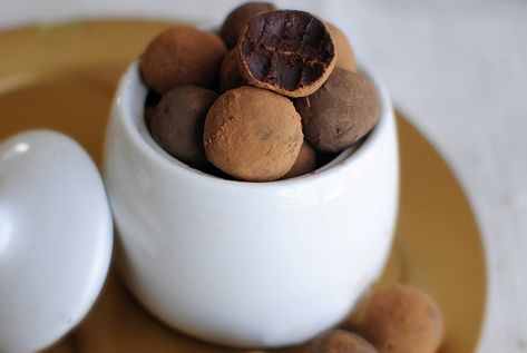 Chocolate Truffles Mayan Chocolate, Chocolate Desserts Fancy, Truffle Recipes, Homemade Truffles, Dark Chocolate Truffles, Truffle Recipe, Tasty Kitchen, Oreo Dessert, Holiday Foods