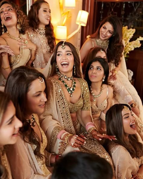 Kunal Rawal Wedding, Desi Bridesmaids, Indian Wedding Aesthetic, Indian Wedding Bridesmaids, Kunal Rawal, Bridesmaid Indian, Bride And Bridesmaid Pictures, Arpita Mehta, Bridesmaid Pictures