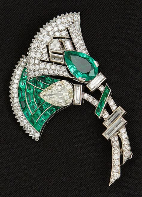 JANESICH | AN ART DECO PLATINUM, DIAMOND, AND EMERALD BROOCH, CIRCA 1925. Emerald Brooch, Bijoux Art Deco, Art Deco Jewelry Vintage, Bijoux Art Nouveau, Art Deco Brooch, Art Nouveau Jewelry, Diamond Brooch, Deco Jewelry, Art Deco Diamond