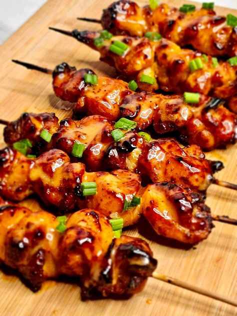 Oven-baked Bang Bang Chicken Skewers: Juicy chicken skewers coated in spicy-sweet sauce, delivering explosive flavor straight from your oven! Chicken Skewers In Oven, Bang Bang Chicken Skewers, Bang Bang Chicken, Chicken Skewer Recipe, Garlic Parmesan Chicken, Lemon Pepper Chicken, Chicken Kabobs, Baked Garlic, Pasta Salad Italian