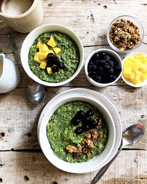 Green goddess overnight oats - another healthy recipe by Familicious Full Breakfast, Crunchy Granola, Blueberry Breakfast, Granola Cereal, Dairy Free Milk, Spinach Leaves, Green Goddess, Make Ahead Breakfast, Homemade Granola