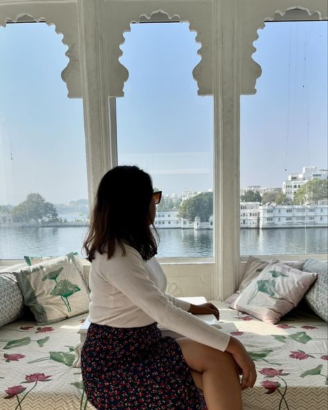 shades of white 🤍🦢💌 Aesthetic Rajasthan, Udaipur Trip, City Palace Udaipur, Travel Infographic, Insta Snap, Trip Outfits, Story Ideas Pictures, Indian Makeup, Bun Hairstyles For Long Hair