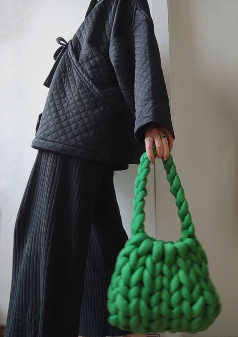 Kimono, black kimono, green bag, chunky bag, giant yarn, tubular yarn, hobo bag, Korean style bag, crochet bag, crochet tutorial Chunky Cotton Yarn Projects, Tubular Yarn Bag, Chunky Knit Purse Pattern, Diy Yarn Bag, Braided Bag Diy, Big Crochet Bag Pattern, Chunky Knit Bag Tutorial, Chunky Knit Bag Pattern, Chunky Yarn Purse