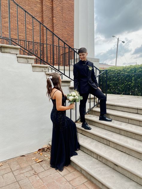 Couples Photoshoot Homecoming, Homecoming Poses With Guy Friend, Hoco Posses With Bf, Hoco Poses With Guy Friend, Black Hoco Couple Outfits, Poses For Homecoming Pictures, Cute Hoco Poses With Date, Homecoming Poses With Date, Hoco Couple Outfits