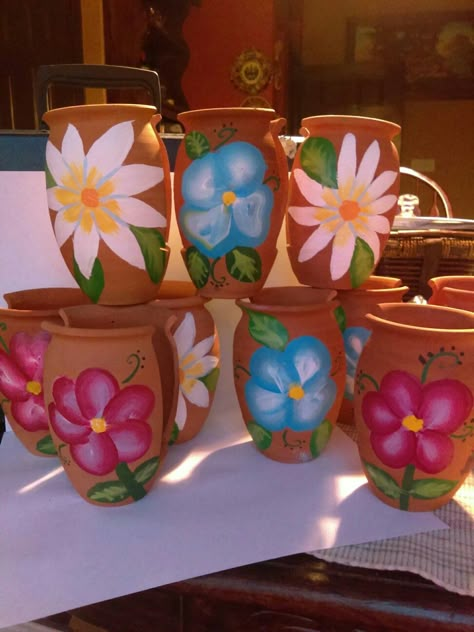 Cantarito Painting Ideas, Mexican Graduation, Birthday Deco, Mexican Party Theme, Mexican Ceramics, Mexican Crafts, Painted Flower Pots, Clay Pot Crafts, Pot Crafts