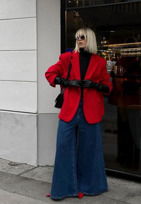 Red Cocktail Outfit, Red Blazer Outfit Ideas, Dark Red Blazer Outfit, Monochromatic Red Outfit, Red Accent Outfit, Red Blazer Outfit, Mom Influencer, Red Ootd, Holiday Fits