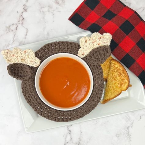 I made this crochet Moose Soup Bowl Cozy to go along with the other animal bowl cozies, plus they make eating fun! Make your own with this free crochet pattern! Crochet Animal Bowl Cozy, Crochet Bowl Cozy Free Pattern, Crochet Bowl Cozy Pattern, Crochet Bowl Cozy, Bowl Cozy Pattern, Bowl Cosy, Soup Cozy, Crochet Moose, Knit Loom