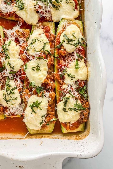 These delicious lasagna zucchini boats are a fantastic low carb dinner recipe. Lasagna Zucchini Boats, Lasagna Zucchini, Delicious Lasagna, Zucchini Lasagna, Zucchini Boats, Carb Dinner, Low Carb Dinner Recipes, Low Carb Dinner, Dinner Recipe