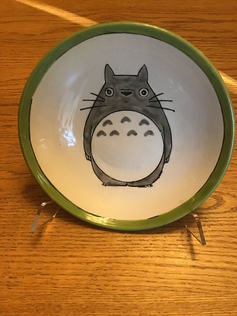 My Neighbor Totoro Pottery Painting, Pottery Painting Ideas Totoro, Ponyo Ceramic Bowl, Calcifer Pottery Painting, Kawaii Pottery Ideas, Totoro Pottery Painting, Totoro Plate, Ceramic Totoro, Ponyo Ceramics