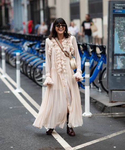 New York Fashion Week Spring Summer 2019 Street Style Dress And Boots, New York Fashion Week Street Style, Seoul Fashion Week, Grunge Look, Looks Street Style, Street Style Trends, Maxi Robes, Fashion Week Runway, Spring Street Style