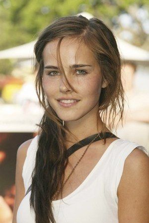 Isabel Lucas Graduation Hairstyles With Cap, Isabel Lucas, Character Inspiration Girl, Graduation Hairstyles, Female Character Inspiration, Character Profile, Brown Hair With Highlights, Female Character, Girl Crush