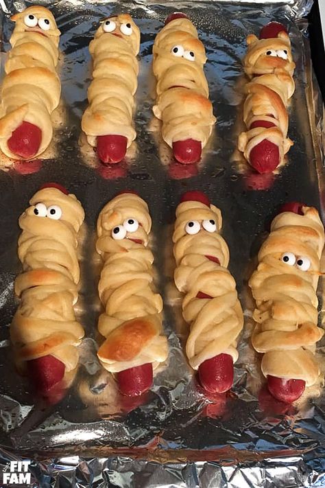 Mummy pigs in a blanket is the perfect party food for Halloween! We love Halloween themed foods. They add such a fun touch to the night! Halloween Things To Do With Kids, Halloween Traditions For Kids, Halloween Themed Food For Kids, Fall Themed Food For Party, Halloween Theme Dinner, Spooky Foods For Halloween, Halloween Foods For Kids, Cute Halloween Food Ideas, Halloween Fun Food