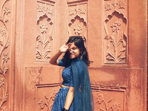 Delhi , red fort , aesthetic pose Red Fort Aesthetic, Fort Aesthetic, Desi Outfit Ideas, Delhi Trip, Delhi Aesthetic, Aesthetic Pose, Aesthetic Old, Red Fort, Desi Aesthetic