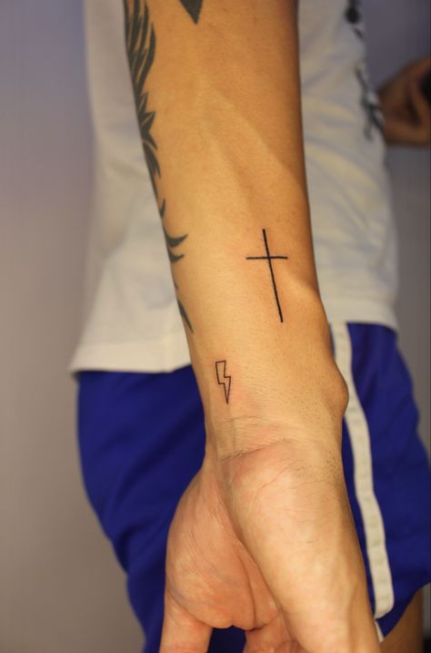 #flash #flashtattoo #lampo #lampotattoo #tattoo #tattooart #tattooideas #tattoodesign #cross #crosstattoodesigns Cross Minimal Tattoo, Simple Cross Tattoo For Men, Minimal Cross Tattoo, Line Tattoo Men, Fine Line Tattoo Men, Simple Cross Tattoo, Minimal Tattoos, Cross Tattoo For Men, Cross Tattoo Designs