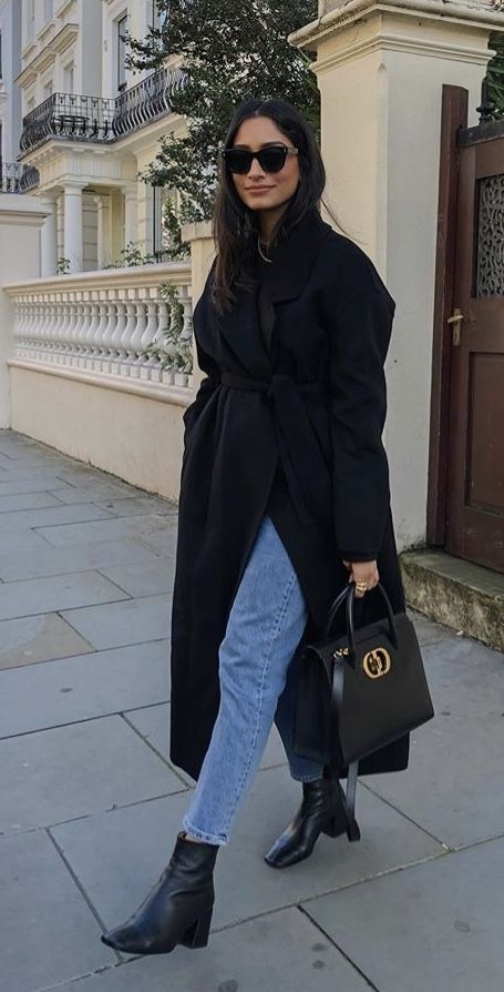 Winter Outfits Knitwear, Chelsea Boots Outfit Woman, Cocobeautea Outfit, Black Coat Outfit Winter Classy, Black Overcoat Outfit Women, Black Coat Outfits For Women, Black Coat Outfit Winter, Long Black Coat Outfit, Wool Coat Outfit