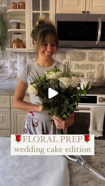 Lindsay Ara on Instagram: "🌹FLORAL PREP🌹 wedding cake edition
Here’s how I prep them for cakes, @saucybakes method!
•
👉🏼Wash your flowers and dry them well before using them for decoration
👉🏼Inspect for size, stem length, imperfections, etc and remove pieces you don’t want to use
👉🏼Cut stems to desired length before dipping in white chocolate
👉🏼Use a dowel to create an opening for larger stems to enter the cake to avoid forcing stems in and damaging them
👉🏼 Be aware that stems cannot pass through the boards below each tier! You’ll have to work around them
👉🏼It is easiest to place larger decorations first, followed by smaller ones to ensure they all fit into the cake
👉🏼Keep the cake cold once flowers are on to help keep them fresh! I added these flowers just before it was ti Giant Cake, Cake With Strawberry, Diy Wedding Cake, Store Bought Cake, Fresh Flower Cake, Fresh Eucalyptus, Tall Cakes, Strawberry Buttercream, Wedding Cakes With Cupcakes