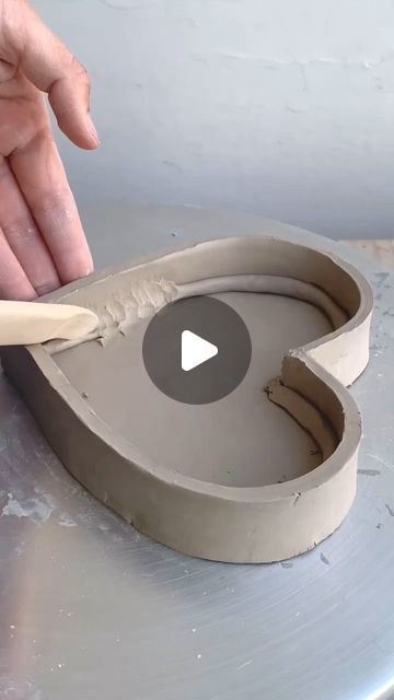 Ceramics Videos on Instagram: "Heart handbuilt serving bowl ♥ by @jette_estudio.ec" Diy Clay Heart, Hand Built Pottery Ideas For Beginners Simple, Ceramic Heart Bowl, Bowl Clay Ideas, Clay Heart Ideas, Handbuilt Ceramics Ideas, Heart Ceramics Ideas, Ceramic Hearts Ideas, Ceramics Projects Ideas