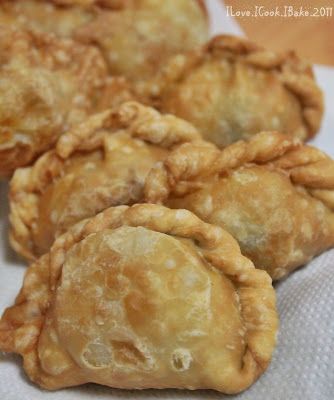 Curry Puff Recipe, Peanut Butter Ramen, Food Singapore, Finger Food Catering, Curry Puffs, Food Finger, Sour Cream Biscuits, Chocolate Caramel Slice, Curry Puff