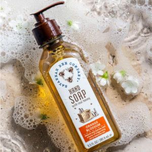 Savannah Bee Company's moisturizing hand soap effectively cleanses without drying, ensuring your hands stay hydrated and well nourished for a balanced, healthy feel. Savannah Bee Company, Honey Drizzle, Natural Hand Soap, Tupelo Honey, Orange Blossom Honey, Juicy Orange, Hand Soaps, Lavender Honey, Citrus Essential Oil