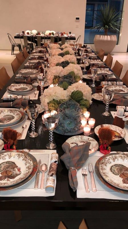 Kardashian Thanksgiving, Kardashian Houses, Kardashian Home, Thanksgiving Photos, Thanksgiving Pictures, Thanksgiving Dinner Table, Kardashian Family, Thanksgiving Table Settings, Thanksgiving Family