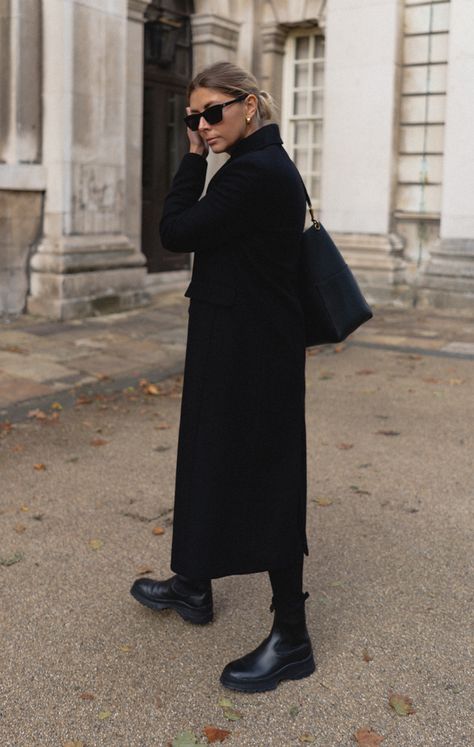 Long Black Wool Coat, Wool Coat Outfit, Black Coat Outfit, Long Black Coat, Looks Street Style, Fashion Weeks, All Black Outfit, Coat Outfits, Mode Inspo