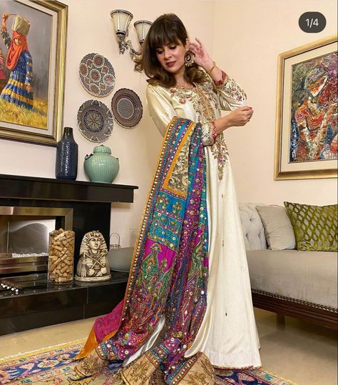 Pakistani Heavy Dupatta, Heavy Dupatta Designs Unique, Designer Duppata, Colourful Dupatta, Mirror Work Dupatta, Anarkali Patterns, Heavy Dupatta, Mehndi Dress, Heavy Dresses