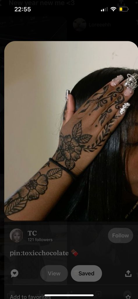 Henna Design Black Women, Tattoos That Look Like Henna, Henna Designs Brown Skin, Henna For Prom, Henna Lotus Designs, Henna Designs Dark Skin, Hanna Design Simple, Henna And Nails, Henna Tattoo Designs Sleeve