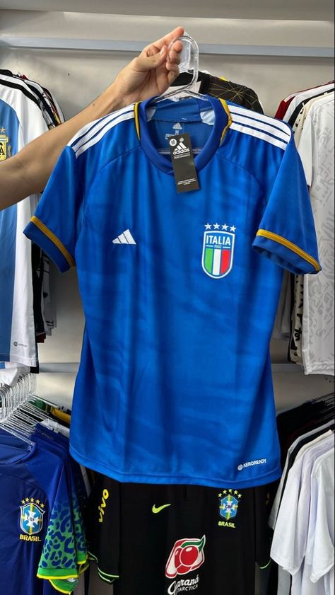 Soccer Jersey Design, Sixth Form Outfits, Italy Shirt, Football Jersey Outfit, Vintage Football Shirts, Soccer Outfits, Retro Sport, Jersey Outfit, Easy Trendy Outfits