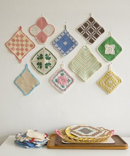 potholder perfection Vintage Potholders, Crochet Cake, Quilted Potholders, Potholder Patterns, Mode Crochet, Crochet Potholders, Crochet Kitchen, Crochet Diy, Design Sponge