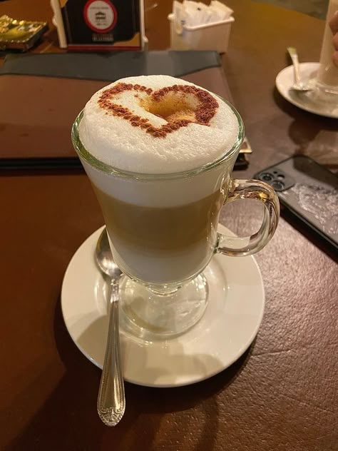 Cafeteria Vintage, Cafeteria Food, Easy Coffee Recipes, Good Morning Breakfast, Coffee Wallpaper, Coffee Obsession, Pretty Drinks, Happy Morning, Food Drinks Dessert