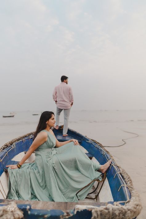 Boat Pre Wedding Shoot, Boating Photoshoot, Yamuna Ghat, Boat Poses, Pre Wedding Photoshoot Theme, Pre Wedding Photoshoot Beach, Couples Candid Photography, Candid Poses, Boat Photoshoot