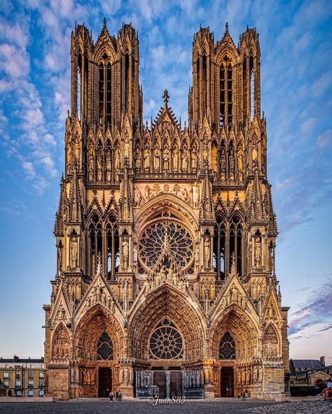 Reims Cathedral, Sacred Architecture, Byzantine Empire, Cathedral Church, Classic Architecture, Church Architecture, Amazing Architecture, Cologne Cathedral, Barcelona Cathedral