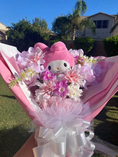 Roses Bouquet Gift, Flower Boquet, Hello Kitty Gifts, Valentine Bouquet, Luxury Flower Bouquets, Flower Bouquet Diy, Flower Gift Ideas, Flower Business, Hello Kitty Accessories