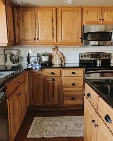 12 Classic Color Schemes for Kitchens With Hickory Cabinets Hickory Cabinets Black Countertops, Natural Hickory Cabinets, Cabinet Update, Hickory Kitchen Cabinets, Hickory Kitchen, Honey Oak Cabinets, Moms Kitchen, Hickory Cabinets, Pine Cabinets