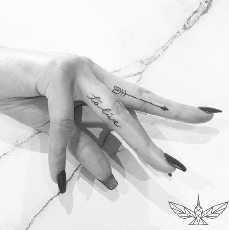 Cholo Tattoo, Inner Finger Tattoo, Finger Tattoos Words, Wörter Tattoos, Tattoo Finger, Small Finger Tattoos, Finger Tats, Text Tattoo, Tattoos Geometric