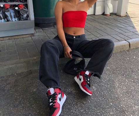 Cute Outfits With Jordans, Jordan Outfits Womens, Air Jordan Outfit, Sneaker Outfits Women, Jordan Outfit, Jordan Outfits, Urban Lifestyle, Streetwear Fashion Women, Red Outfit