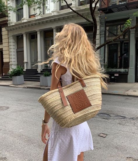 Loewe Bag Outfit, Marie Von Behrens, My Style Bags, Loewe Bag, Bag Outfit, Messy Hair, Summer Chic, Beauty Clothes, Winter Trends