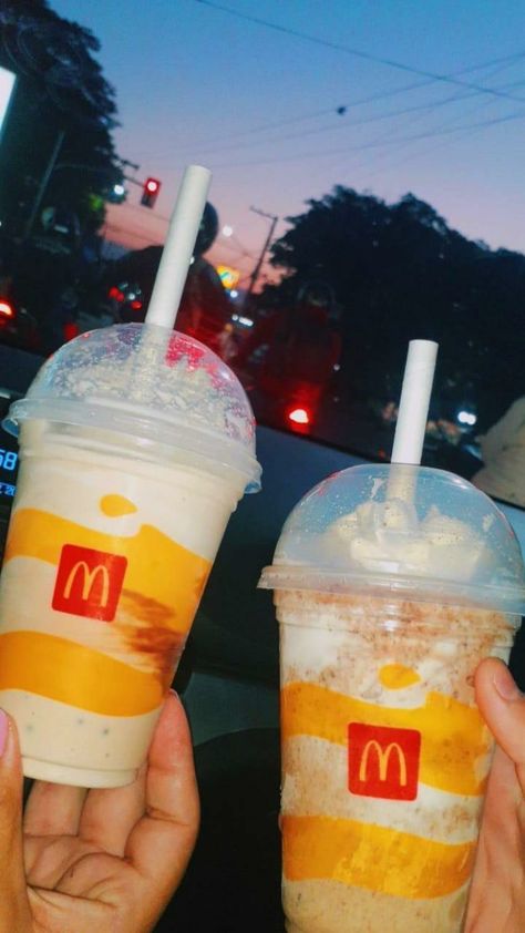 milk shake mc McDonald's céu carros Fresh Drinks, Emoji Photo, Milk Shakes, Milk Shake, Gatorade Bottle, Vitamin Water Bottle, Aesthetic Photo, Beer Mug, Drink Bottles