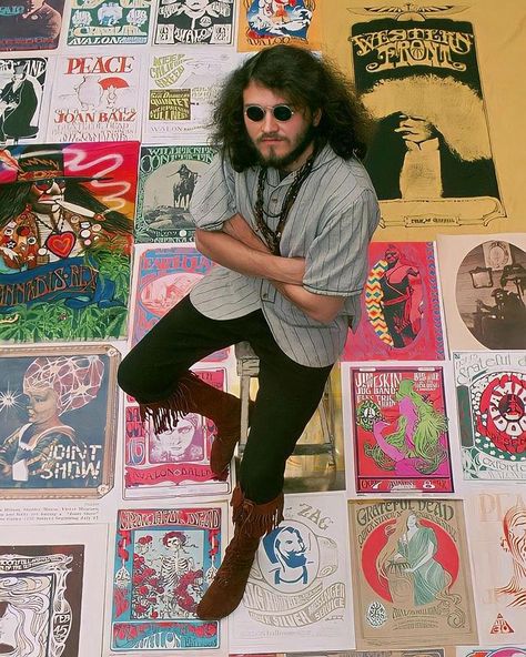 Daily Nostalgia su Instagram: "Poster artist Stanley Mouse displays some of his work in the Haight-Ashbury in 1967 🖌 Photo by © Ted Streshinsky/CORBIS, edited by…" Stanley Mouse, Trippy Posters, Bohemian Culture, Instagram Poster, Haight Ashbury, Mouse Photos, Poster Artist, Mouse Pictures, Mouse Art