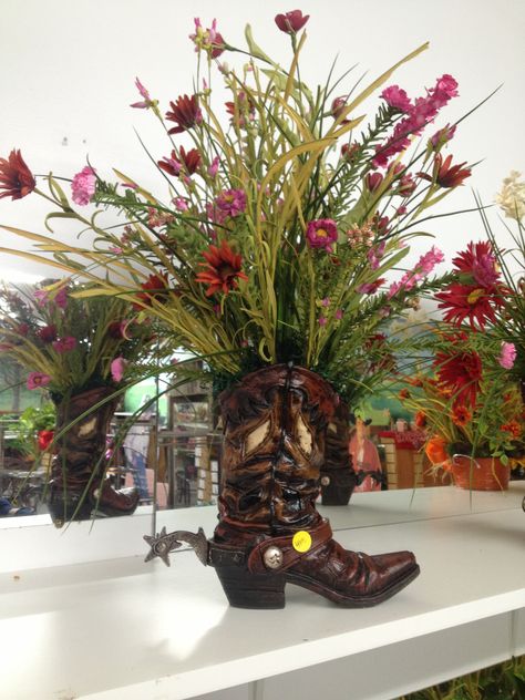 Western floral decoration Cowboy Boot Centerpieces, Boot Centerpiece, Western Centerpieces, Country Western Decor, Table Centerpieces For Home, Western Crafts, Western Theme Party, Rustic Western Decor, Western Parties