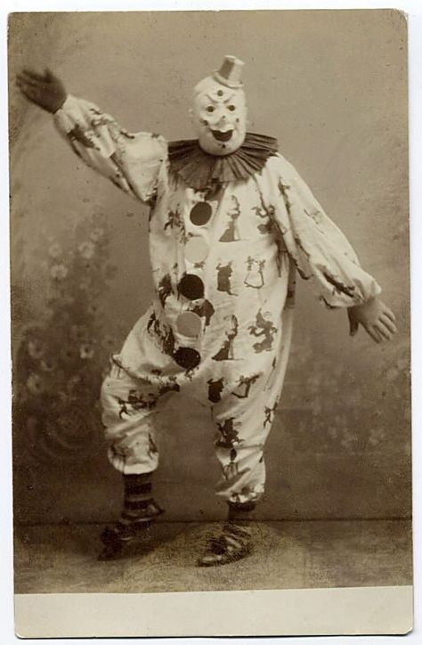 21 Vintage Clown Photos That Will Make Your Skin Crawl Vintage Bizarre, Vintage Clowns, Cirque Vintage, Clown Photos, Creepy Costumes, Creepy Vintage, Creepy Photos, Send In The Clowns, Vintage Clown