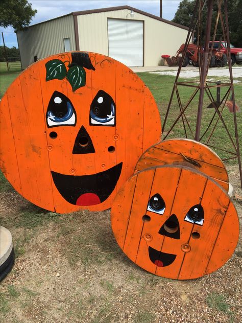 Wire spools painted to look like pumpkins. Spool Halloween Ideas, Painted Wire Spools, Wire Spool Ideas Outdoor, Wire Reels Ideas Diy, Wooden Wire Spool Ideas, Tire Pumpkins, Wood Spool Ideas, Wire Spool Ideas Diy, Wire Spool Ideas