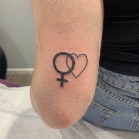 Masc Lesbian Tattoo Ideas, Simple Lesbian Tattoo, Sapphic Tattoo Minimalist, Double Venus Tattoo, Wlw Tattoo Ideas, Lesbian Tattoo, Sapphic Tattoo, Wlw Tattoos, Venus Tattoo