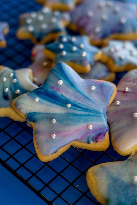 Galaxy Iced Cookies Night Sky Star Cookies.  Great for a space themed birthday party and an easy activity for the kids.  Beautifully decorate cookies in minutes.  #decoratedcookies #nightsky #birthdayparty Galaxy Food, Galaxy Cookies, Star Sugar Cookies, Star Shaped Cookies, Space Food, Star Sprinkles, Fingerfood Party, Space Birthday Party, Cookies Easy