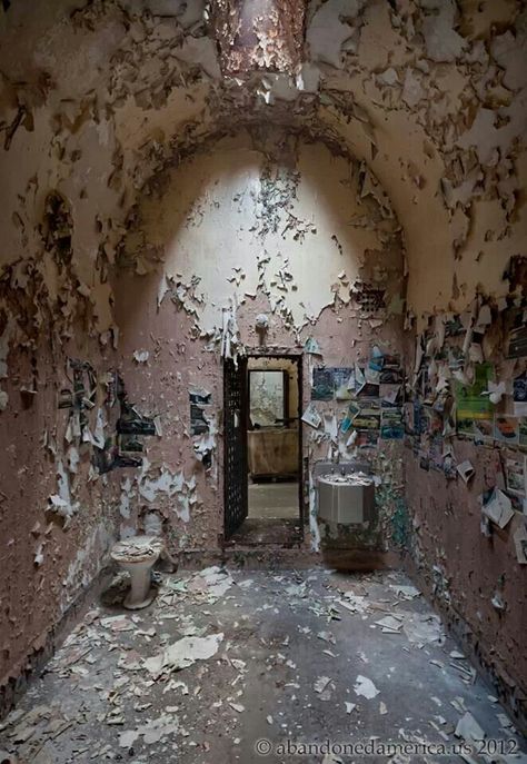 Love abandoned buildings, this is a prison cell in PA Abandoned Prisons, Matthew Christopher, Schools In America, Derelict Buildings, Abandoned Hospital, Spring City, Essex County, County Jail, Haunted Places