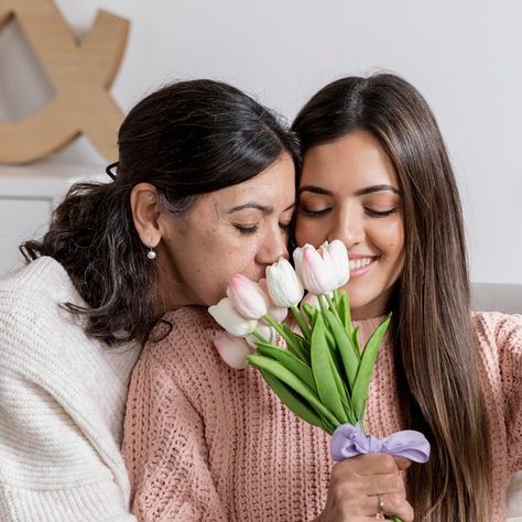 Happy Mom And Daughter, Happy Mother And Daughter, Happy Woman Day, Happy Photos, Best Mothers Day Gifts, Flower Sketches, Mom Daughter, Happy Mom, Happy Women